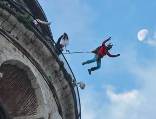 Man performs BASE jump from historic Galata Tower