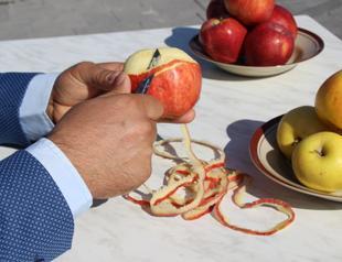 Turkish man becomes Guinness World Record candidate for 5 meter-long apple peel