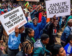 Zimbabweans march as Mugabe resists to leave post