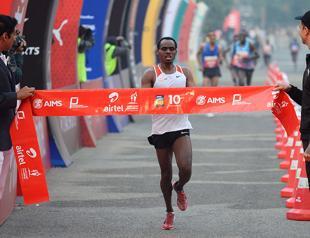 Delhi half marathon goes ahead despite smog, health warnings