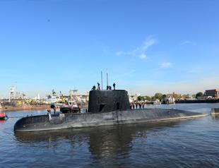 Rescuers battle waves, wind in hunt for missing Argentine sub