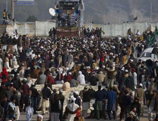 Pakistani government given three days to clear Islamist rally