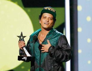 Bruno Mars wins American Music Awards on night of divas