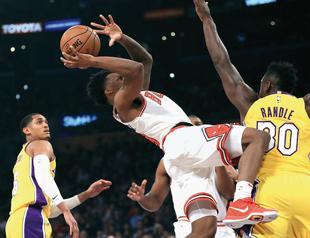 Late Lakers show as Bulls stumble