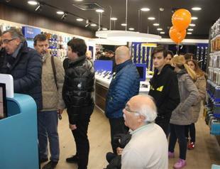 Crowds flock to buy iPhone X in Istanbul