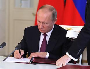 Russia’s Putin signs ‘foreign agents’ media law