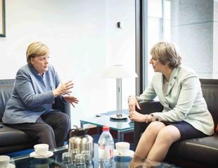 Merkel points to grand coalition with Social Democrats