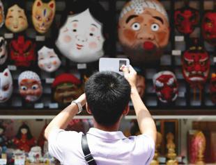 Cosmetics firm sorry for ‘No Chinese’ sign