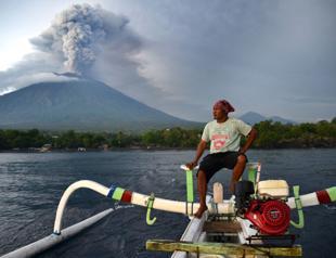 Volcano gushing ash over Bali closes airport for 2nd day