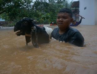 Cyclone kills 19, most under landslide, on Indonesias Java Island