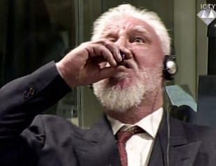 War criminal takes poison in court, dies