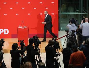 German Social Democrats inch toward Merkel coalition talks