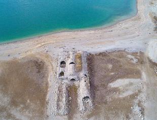 Drought causes Seljuk-era inn to emerge from dam