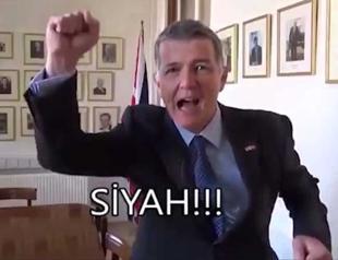 Outgoing UK Ambassador Moore chants for Beşiktaş