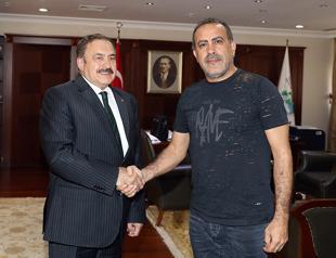 Forestry minister writes lyrics for song on reforestation of Ayvalık