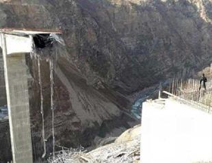 Viaduct under construction collapses in Turkey’s southeast