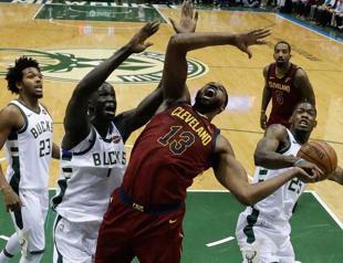 Antetokounmpo leads Bucks in win