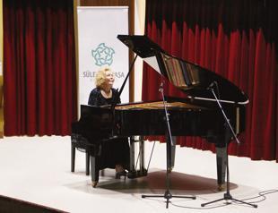 Gülsin Onay travels the world with her piano