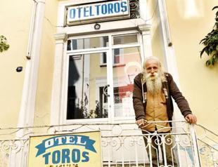 Street filled with hotels becomes home to many lonely souls in Turkey’s İzmir