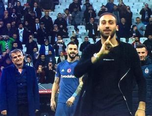 Social media frenzy over Beşiktaş coach’s ‘last look’ at striker Cenk Tosun amid reports of Everton transfer