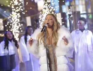 Mariah Carey makes it through Times Square set unscathed