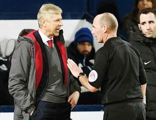 Wenger marks record with familiar gripe