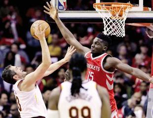 Warriors win over Rockets in clash of top powers