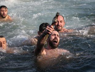 Orthodox Christians in Turkey celebrate Christmas Eve, Greek diplomats attend Istanbul service