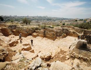 Just off Israeli highway, 500,000-year-old site found