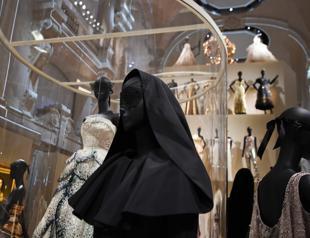 Dior Paris fashion exhibition breaks 112-year record