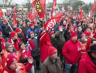 Strike threat looms as labor talks get under way in Germany