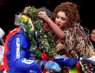 Bolivia welcomes Dakar Rally drivers with wreaths of coca leaves