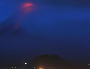 12,000 flee as Philippines warns of volcano eruption