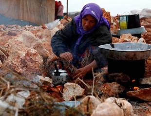 Syrians displaced by Idlib assault take shelter near Turkey