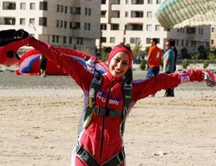Iranian woman skydiver looks to break down stereotypes