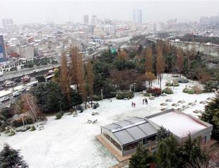 Flash snowfall hits Istanbul