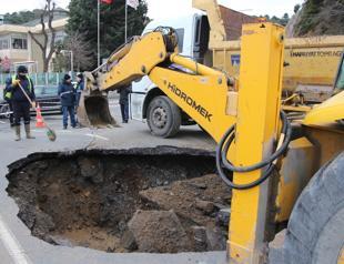 Road collapses in Istanbul’s Sarıyer district as water pipeline bursts
