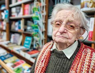 German bookseller packing suspense