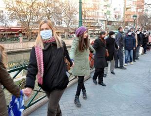 Locals form human chain to protest power plant plans in Turkey’s Eskişehir