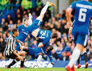 Chelsea defender Cahill backs coach