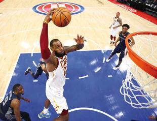 LeBron’s late block takes Cavs to victory