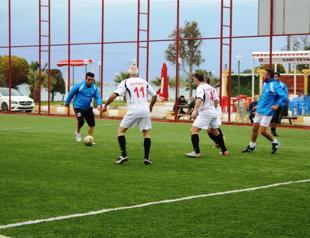 Greek footballers deliver aid to those in need in Turkey’s Ayvalık