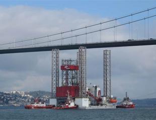 Giant oil platform passes through Istanbul’s Bosphorus