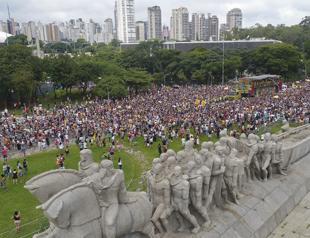 Rio carnival parties attract crowds, but little funding