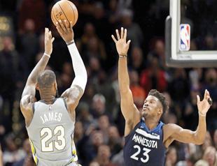James’ buzzer-beater lifts Cleveland Cavs