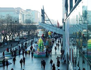 Woman killed, 12 injured in Beijing mall knife attack