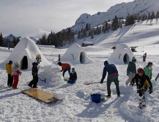 Igloos built by migrants warm hearts in Italian Alps village