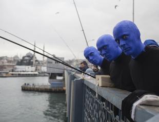 Blue Man Group draws crowds on Istanbul streets