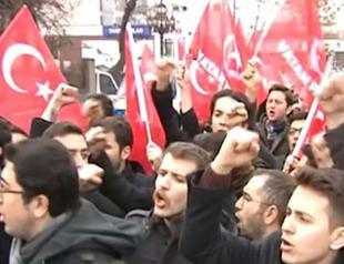 Crowd in Ankara protests US support to YPG as FM Çavuşoğlu meets Tillerson