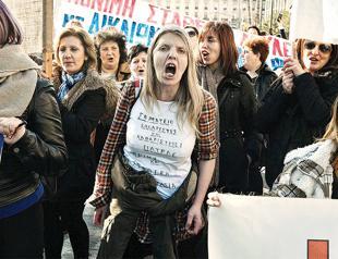 Ratings upgrade lifts Greek debt